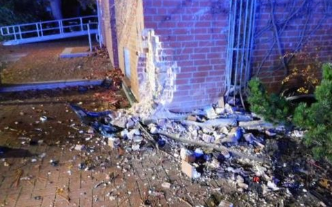 POL-HK: Munster: Auto prallt gegen Hauswand; Bad Fallingbostel: Einbruch in Büroraum; Bad Fallingbostel: Werkzeug entwendet; Schneverdingen: Alleinbeteiligt gegen Baum - Foto: presseportal.de POL-HK: Munster: Auto prallt gegen Hauswand; Bad Fallingbostel: Einbruch in Büroraum; Bad Fallingbostel: Werkzeug entwendet; Schneverdingen: Alleinbeteiligt gegen Baum - Foto: presseportal.de