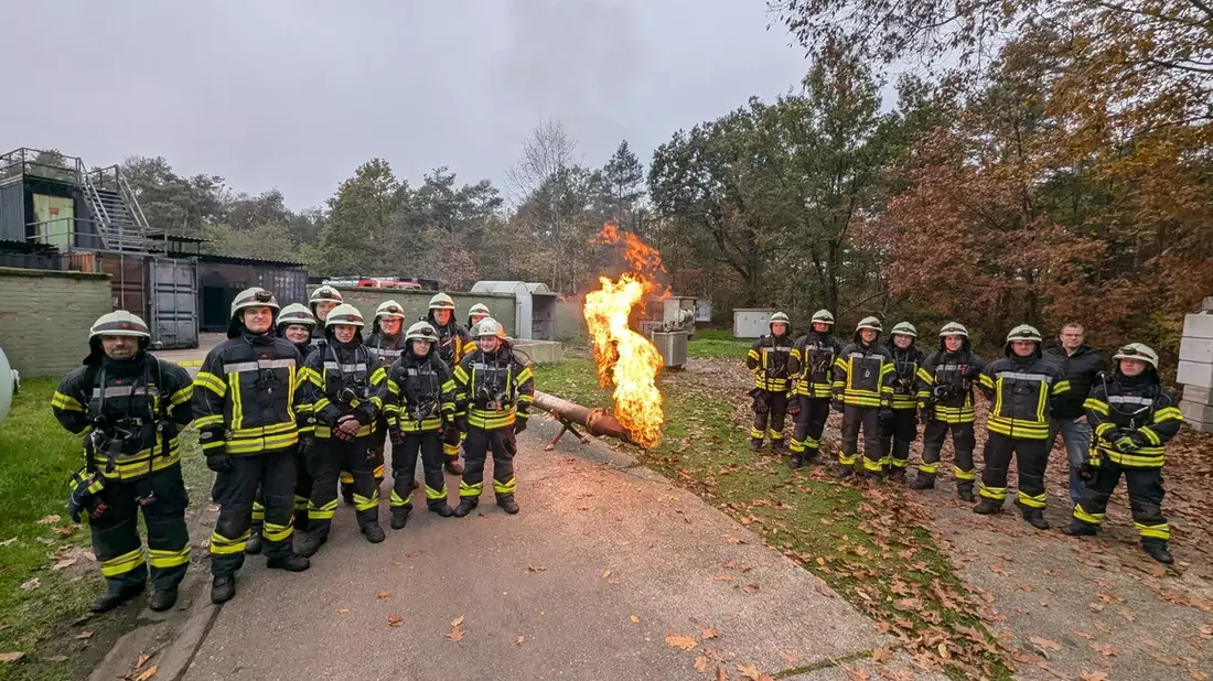 FW-KLE: Sicherheit im Einsatz: Freiwillige Feuerwehr Bedburg-Hau trainiert auf Training-Base in Weeze - Bild: presseportal.de