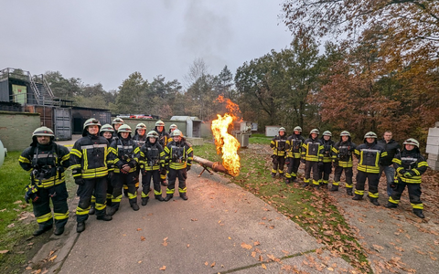 FW-KLE: Sicherheit im Einsatz: Freiwillige Feuerwehr Bedburg-Hau trainiert auf Training-Base in Weeze - Foto: presseportal.de