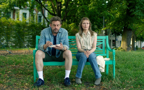 Stinknormal? Ganz besonders! Neue Comedy-Serie Die StiNos mit Sebastian Bezzel und Johanna Christine Gehlen startet am Freitag auf Joyn - Foto: Joyn, presseportal.de