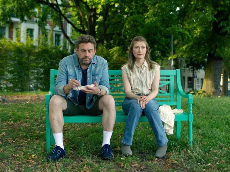 Stinknormal? Ganz besonders! Neue Comedy-Serie Die StiNos mit Sebastian Bezzel und Johanna Christine Gehlen startet am Freitag auf Joyn - Foto: Joyn, presseportal.de