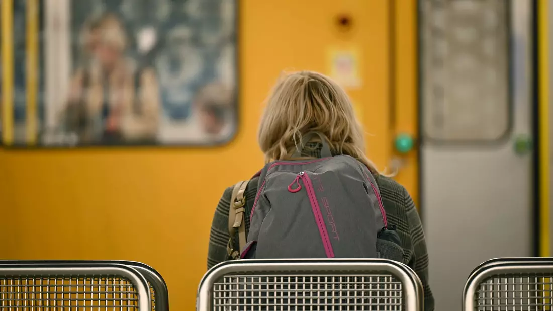 Die Berliner Grünen wollen die Sicherheit für weibliche Fahrgäste verbessern und schlagen spezielle Frauenabteile in der U-Bahn vor. (Archivbild) - Bild: Niklas Graeber/dpa