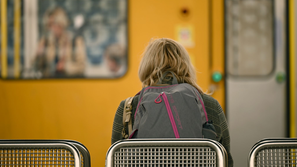 Die Berliner Grünen wollen die Sicherheit für weibliche Fahrgäste verbessern und schlagen spezielle Frauen-Abteile in der U-Bahn vor. (Archivbild) - Foto: Niklas Graeber/dpa