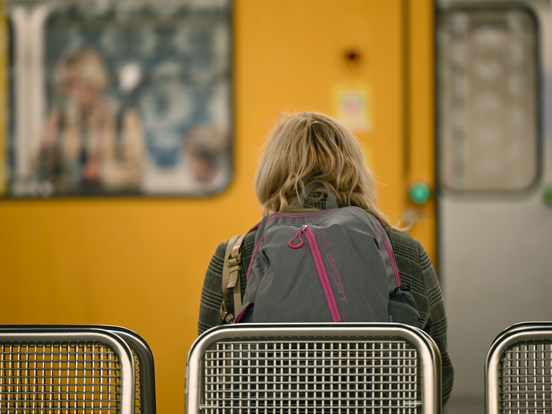 Die Berliner Grünen wollen die Sicherheit für weibliche Fahrgäste verbessern und schlagen spezielle Frauen-Abteile in der U-Bahn vor. (Archivbild) - Foto: Niklas Graeber/dpa