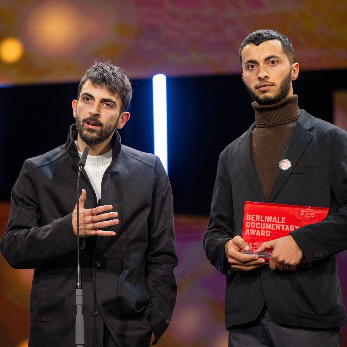 Die Regisseure Yuval Abraham (l) und Basel Adra waren unter denjenigen, die bei der Preisverleihung der Berlinale mit Aussagen eine große Debatte auslösten. - Foto: Monika Skolimowska/dpa
