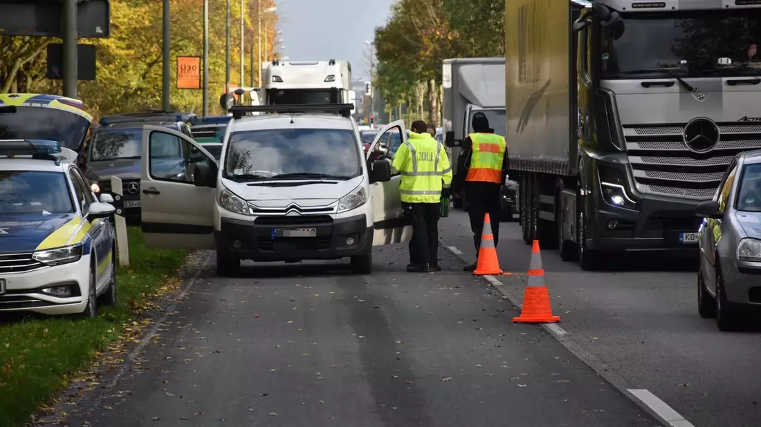 HZA-KR: Krefelder Zoll und Polizei kontrollieren Speditions- und Logistikbranche - Viele Verstöße und drei Festnahmen - Bild: presseportal.de