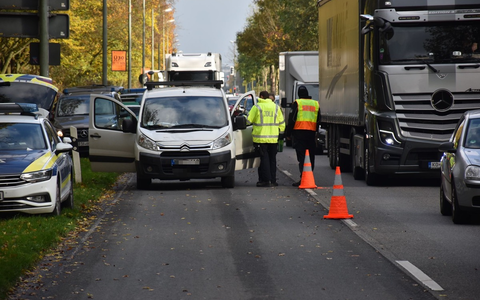 HZA-KR: Krefelder Zoll und Polizei kontrollieren Speditions- und Logistikbranche - Viele VerstöĂe und drei Festnahmen - Foto: presseportal.de HZA-KR: Krefelder Zoll und Polizei kontrollieren Speditions- und Logistikbranche - Viele VerstöĂe und drei Festnahmen - Foto: presseportal.de