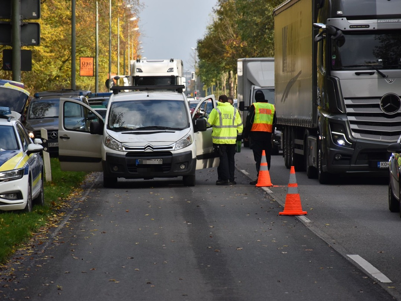 HZA-KR: Krefelder Zoll und Polizei kontrollieren Speditions- und Logistikbranche - Viele Verstöße und drei Festnahmen - Foto: presseportal.de