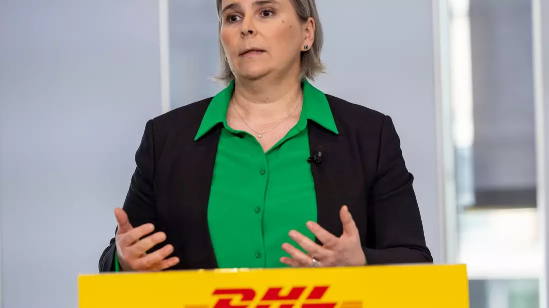 Nikola Hagleitner, Mitglied des Vorstands der DHL Group, spricht bei einer Pressekonferenz. - Bild: Thomas Banneyer/dpa