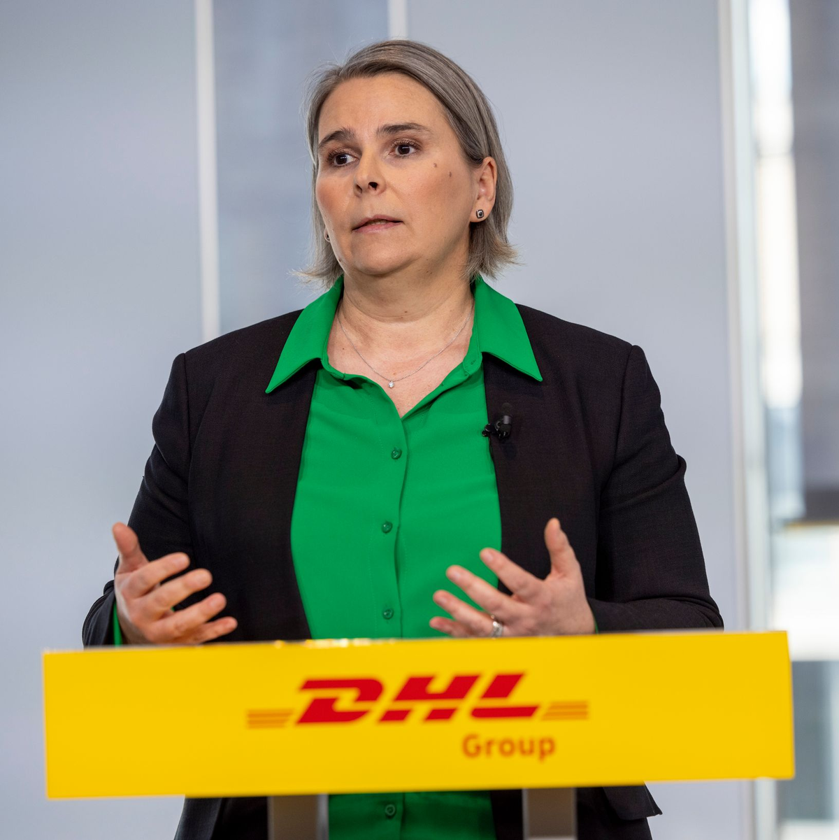 Nikola Hagleitner, Mitglied des Vorstands der DHL Group, spricht bei einer Pressekonferenz. - Foto: Thomas Banneyer/dpa