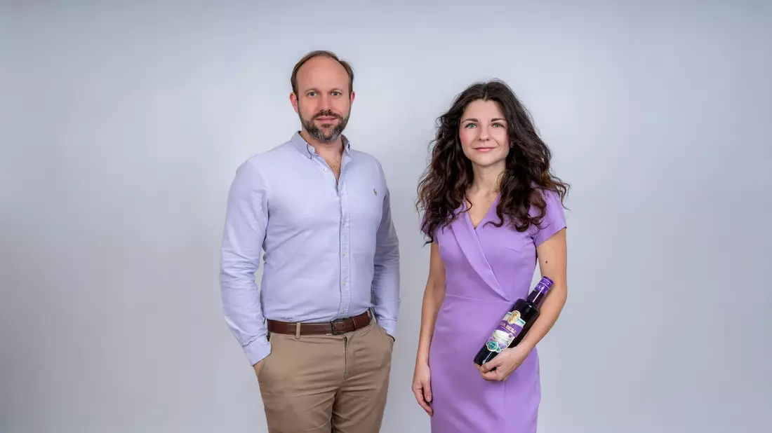 Die Erfolgsstory von Lav'a Belle / Ein junges Gründerehepaar erobert mit ihrem lila Likör die Aperitifszene - Bild: presseportal.de