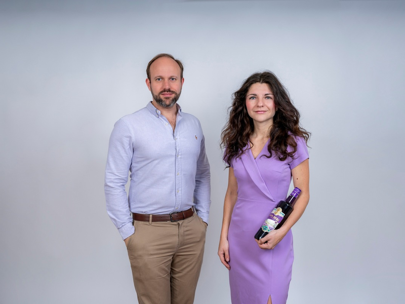Die Erfolgsstory von Lav'a Belle / Ein junges Gründerehepaar erobert mit ihrem lila Likör die Aperitifszene - Foto: presseportal.de
