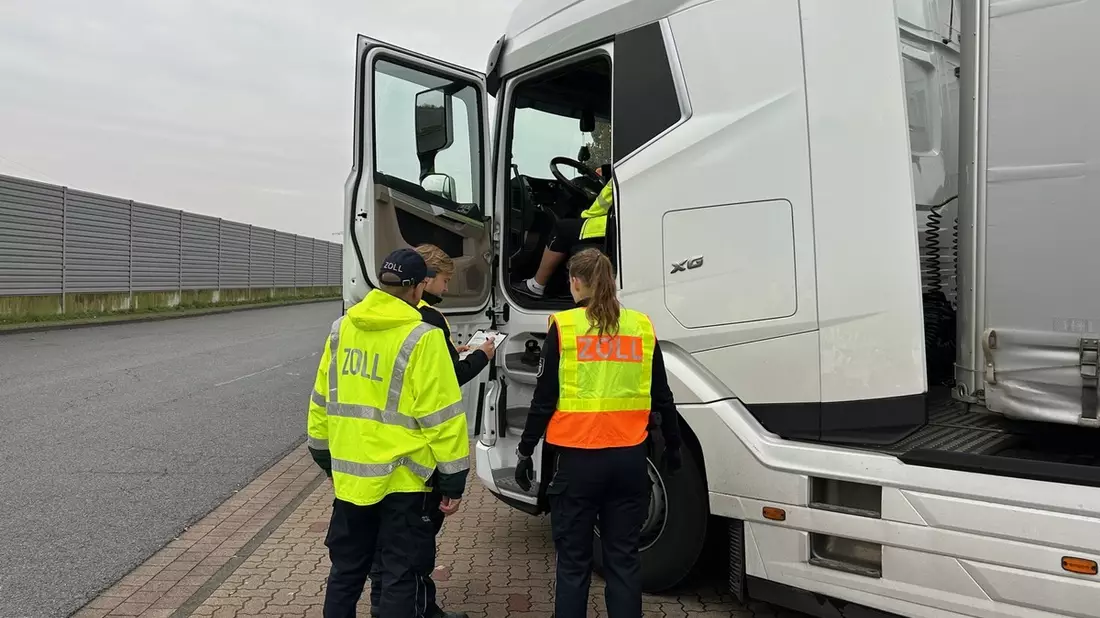 HZA-KI: Zoll prüft Transport- und Logistikbranche / 3 illegal Beschäftigte festgestellt - Bild: presseportal.de