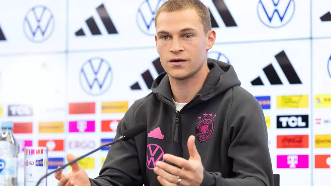 Joshua Kimmich spricht über den Gruppensieg in der Nations League. - Bild: Jürgen Kessler/dpa