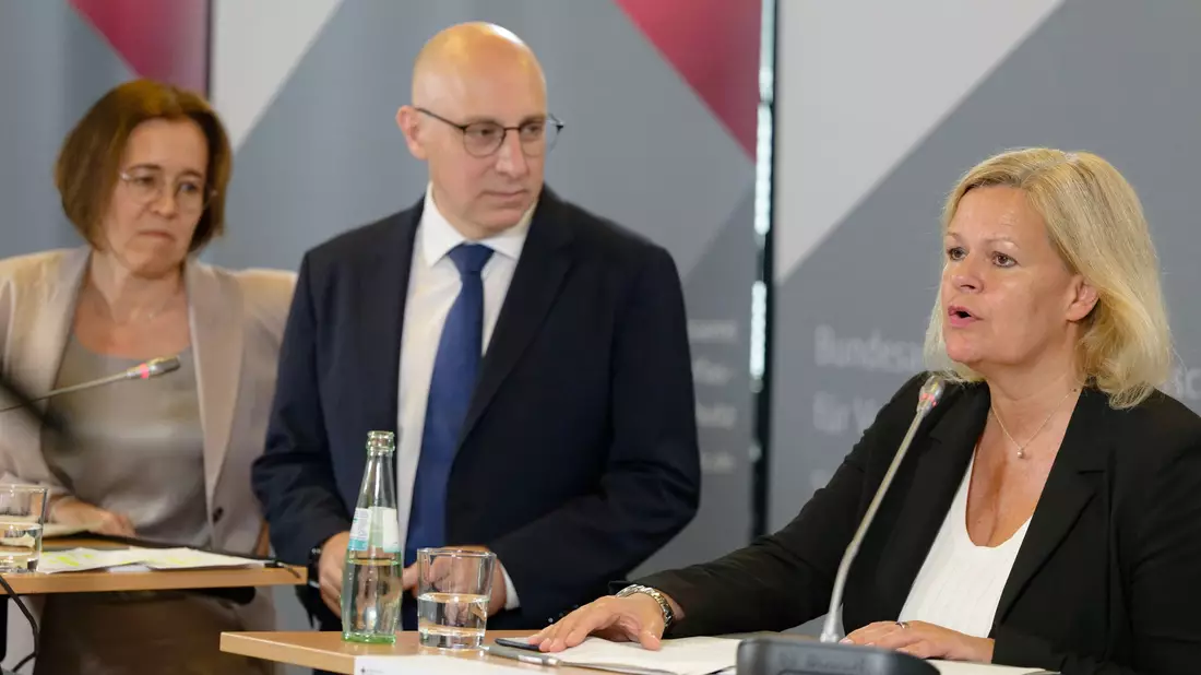 Geleitet wird das Bundesamt für Verfassungsschutz aktuell von den Vizepräsidenten Silke Willems und Sinan Selen. Wer die Behörde künftig leiten soll, entscheidet die neue Bundesregierung. (Archivfoto) - Bild: Henning Kaiser/dpa