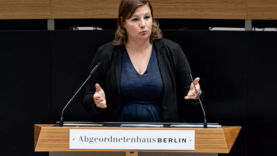Grünen-Abgeordnete Antje Kapek setzt auf eine politische Debatte zu ihren Vorschlägen. (Archivbild) - Bild: Fabian Sommer/dpa