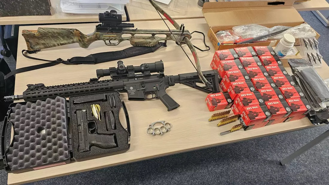 HZA-HST: Zahlreiche Waffen, Munition und Wertgegenstände sichergestellt ./. Stralsunder Zoll setzt Durchsuchungsbeschlüsse in der Reichsbürger-Szene um - Bild: presseportal.de