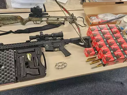 HZA-HST: Zahlreiche Waffen, Munition und Wertgegenstände sichergestellt ./. Stralsunder Zoll setzt Durchsuchungsbeschlüsse in der Reichsbürger-Szene um - Foto: presseportal.de