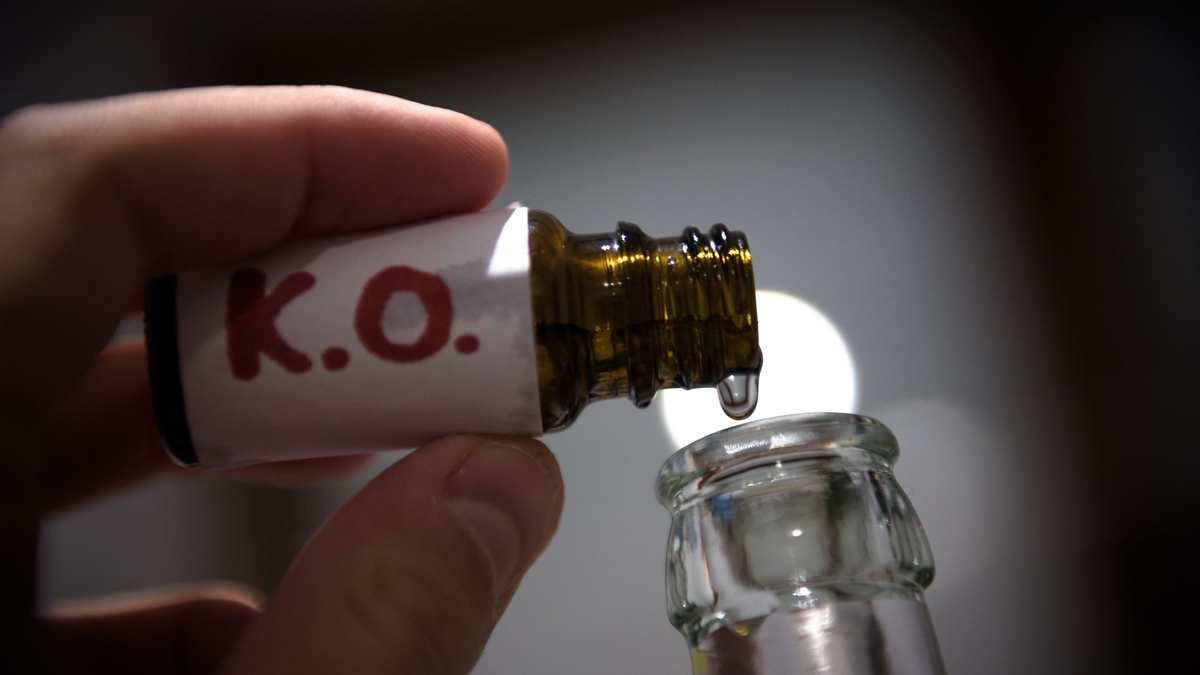 Das Landgericht Dresden hatte einen Mann verurteilt, der einer Bekannten heimlich K.o.-Tropfen ins Getränk gemischt und danach sexuelle Handlungen an ihr vollzogen haben soll. (Symbolbild) - Foto: Nicolas Armer/dpa