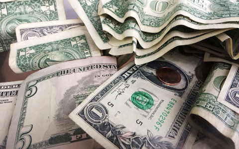 Besonders deutlich sanken im Jahresvergleich die Benzinpreise. - Foto: Mark Lennihan/AP/dpa