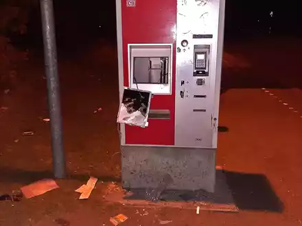 BPOL-HRO: Fahrkartenautomat aufgebrochen. Täter fliehen ohne Beute. - Foto: presseportal.de