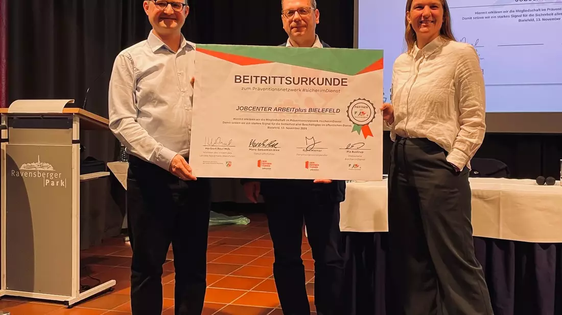 Jobcenter Bielefeld tritt #sicherimDienst bei / Schutz und Sicherheit der Mitarbeitenden im Fokus / Erste gemeinsame Einrichtung von Bund und kommunalem Träger im Präventionsnetzwerk - Bild: presseportal.de
