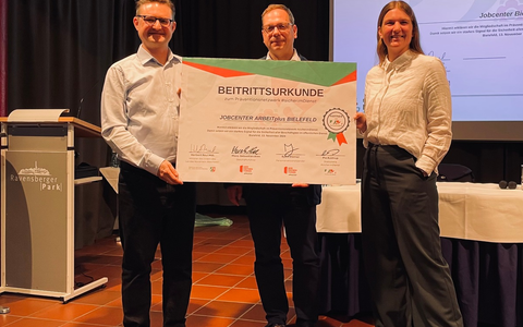 Jobcenter Bielefeld tritt #sicherimDienst bei / Schutz und Sicherheit der Mitarbeitenden im Fokus / Erste gemeinsame Einrichtung von Bund und kommunalem TrÀger im PrÀventionsnetzwerk - Foto: presseportal.de Jobcenter Bielefeld tritt #sicherimDienst bei / Schutz und Sicherheit der Mitarbeitenden im Fokus / Erste gemeinsame Einrichtung von Bund und kommunalem TrÀger im PrÀventionsnetzwerk - Foto: presseportal.de