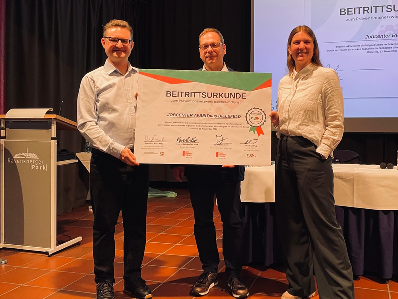 Jobcenter Bielefeld tritt #sicherimDienst bei / Schutz und Sicherheit der Mitarbeitenden im Fokus / Erste gemeinsame Einrichtung von Bund und kommunalem Träger im Präventionsnetzwerk - Foto: presseportal.de