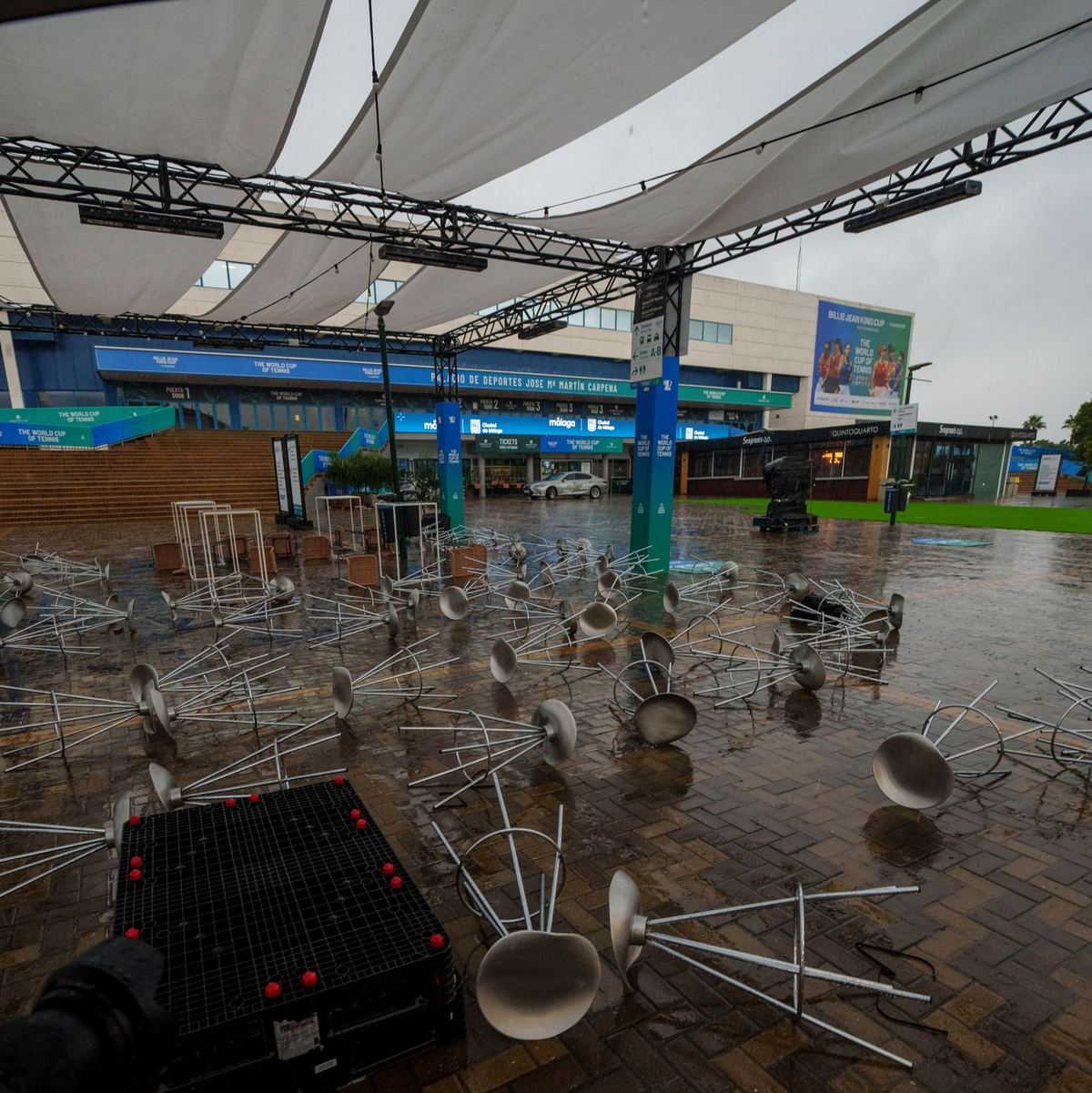 Auch einige der besten Tennisspielerinnen der Welt bekamen die Folgen des Unwetters zu spüren. - Foto: Manu Fernandez/AP/dpa