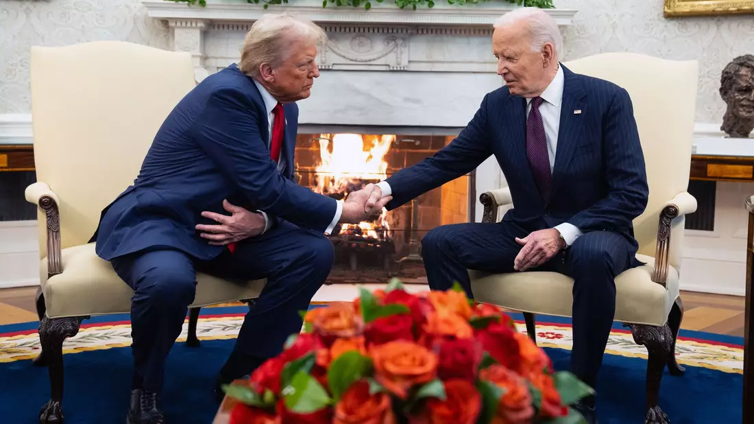 Biden und Trump im Oval Office. - Bild: Evan Vucci/AP/dpa