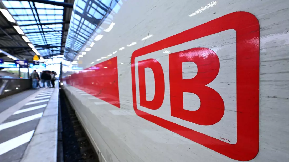 Die Pläne für höhere Stornogebühren der Deutschen Bahn gefallen dem Fahrgastverband Pro Bahn nicht.  - Bild: Martin Schutt/dpa