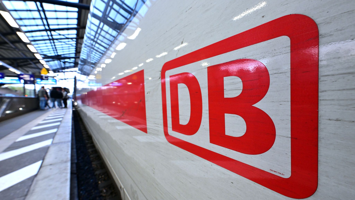 Die Pläne für höhere Stornogebühren der Deutschen Bahn gefallen dem Fahrgastverband Pro Bahn nicht.  - Foto: Martin Schutt/dpa
