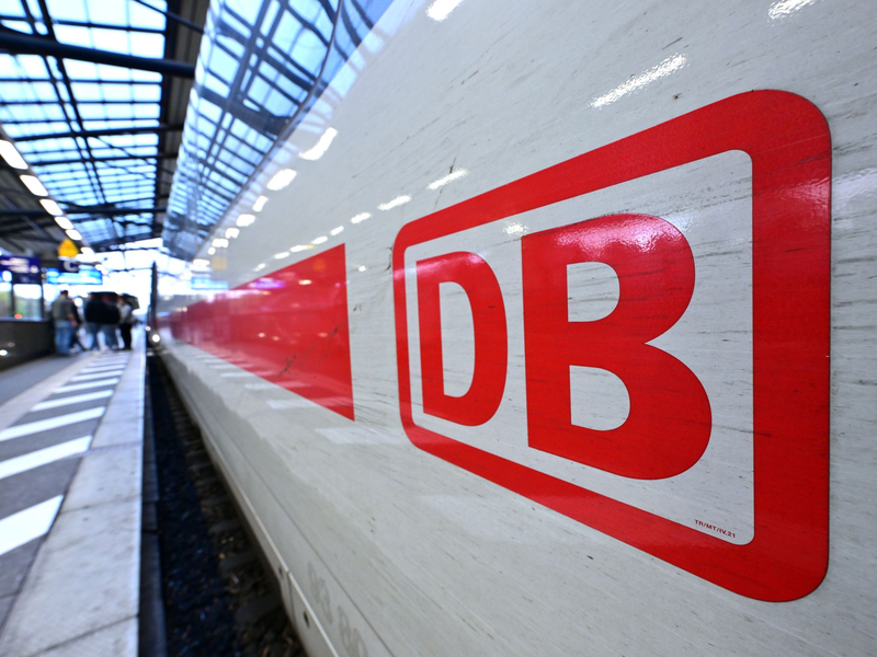 Die Pläne für höhere Stornogebühren der Deutschen Bahn gefallen dem Fahrgastverband Pro Bahn nicht.  - Foto: Martin Schutt/dpa