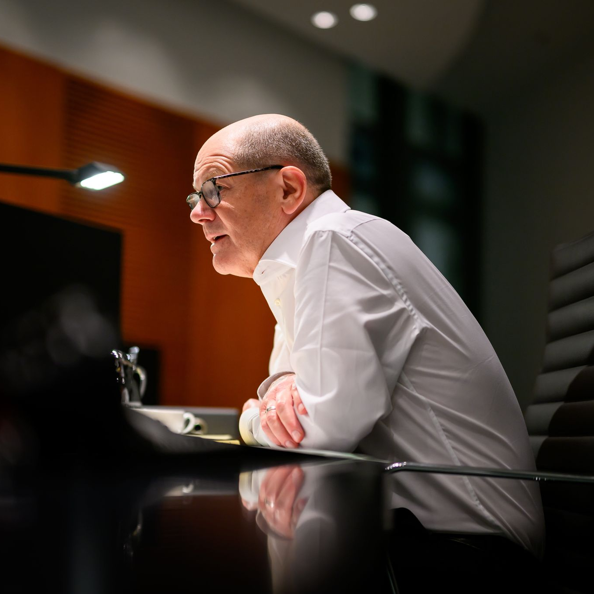 Bundeskanzler Olaf Scholz hat erstmals seit dem Zusammenbruch der Ampelkoalition mit dem ukrainischen Präsidenten Wolodymyr Selenskyj telefoniert und ihm weitere Hilfe zugesichert. - Foto: Marvin Ibo Güngör/Bundespresseamt/dpa