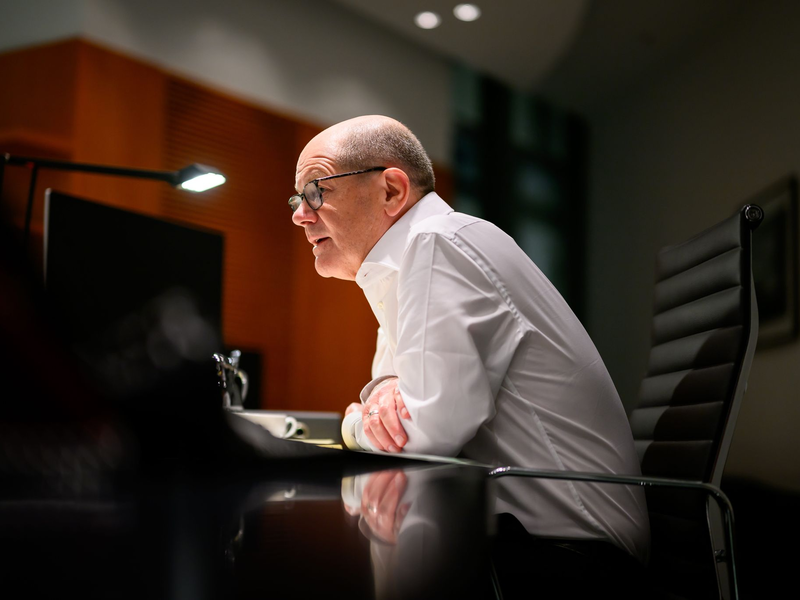 Bundeskanzler Olaf Scholz hat erstmals seit dem Zusammenbruch der Ampelkoalition mit dem ukrainischen Präsidenten Wolodymyr Selenskyj telefoniert und ihm weitere Hilfe zugesichert. - Foto: Marvin Ibo Güngör/Bundespresseamt/dpa