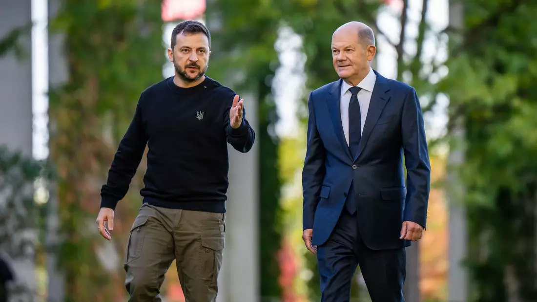 Der ukrainische Präsident Wolodymyr Selenskyj hat Bundeskanzler Olaf Scholz (SPD) nach dem Ende der Ampelkoalition für die deutsche Hilfe für Kiew gedankt. (Archivbild) - Bild: Michael Kappeler/dpa