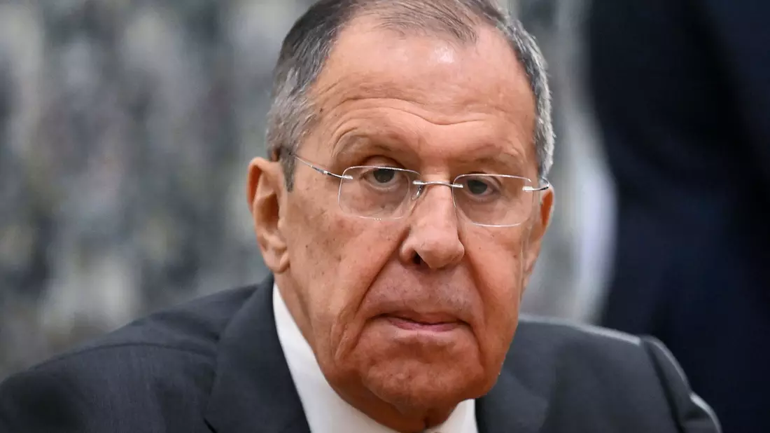 Der russische Außenminister Sergej Lawrow erwartet keine Änderung der US-Politik gegenüber Moskau unter dem neu gewählten Präsidenten Donald Trump. (Archivbild) - Bild: Alexander Nemenov/POOL AFP/dpa