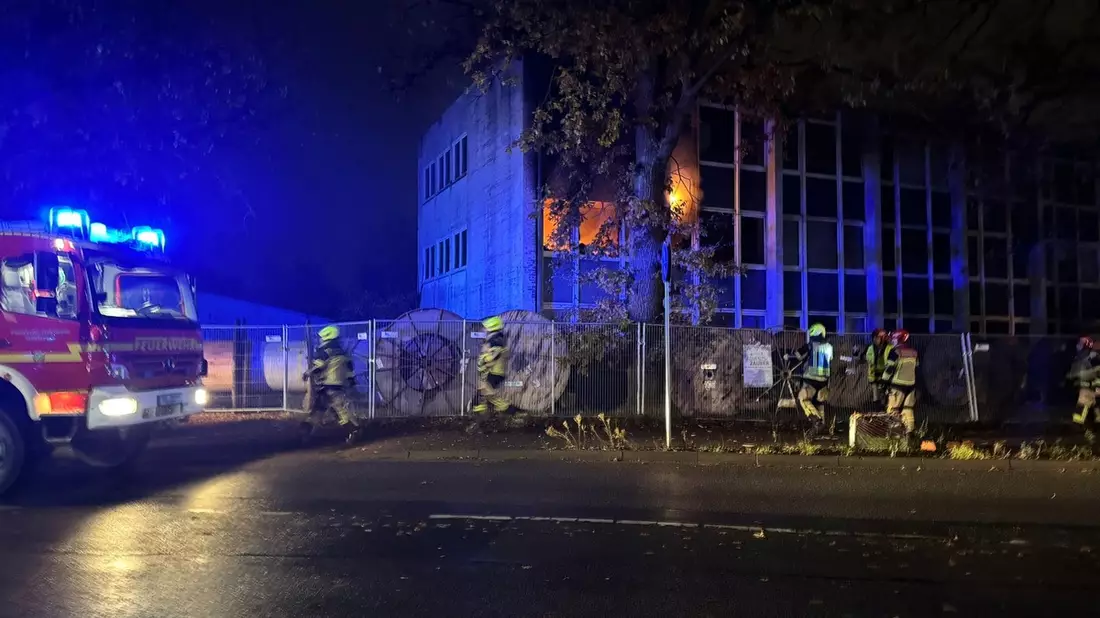 FW-PI: Brand in leerstehendem Gewerbegebäude | Brandausbreitung erfolgreich verhindert - Bild: presseportal.de
