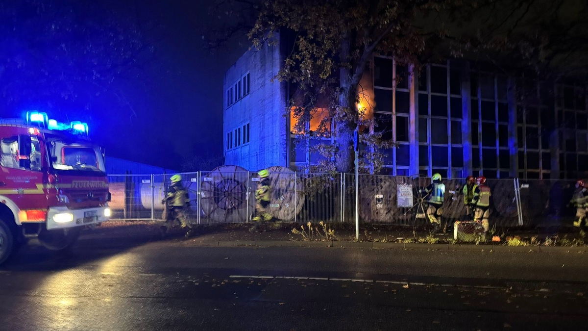 FW-PI: Brand in leerstehendem Gewerbegebäude | Brandausbreitung erfolgreich verhindert - Foto: presseportal.de