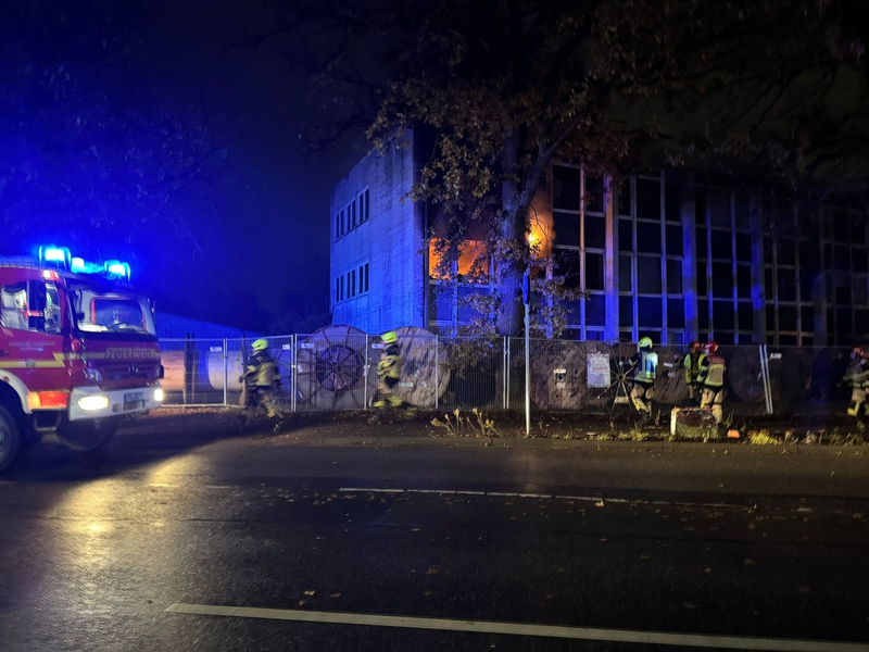 FW-PI: Brand in leerstehendem Gewerbegebäude | Brandausbreitung erfolgreich verhindert - Foto: presseportal.de