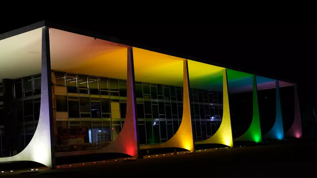 Vor dem Obersten Gerichtshof in Brasília kommt es zu zwei Explosionen.  - Bild: Eraldo Peres/AP/dpa