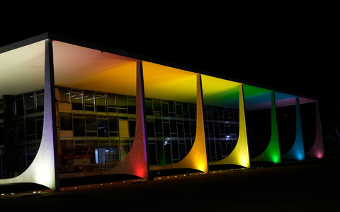 Vor dem Obersten Gerichtshof in Brasília kommt es zu zwei Explosionen.  - Foto: Eraldo Peres/AP/dpa