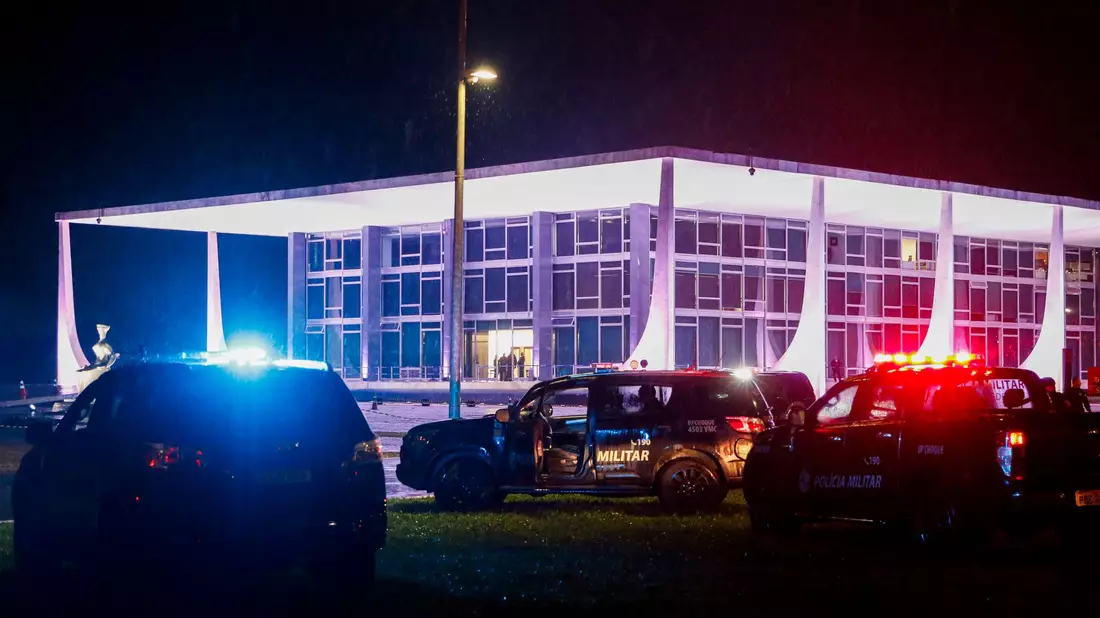 Sicherheitskräfte riegeln nach den Explosionen den Obersten Gerichtshof in Brasília ab. - Bild: Bruno Peres/Agencia Brazil/dpa