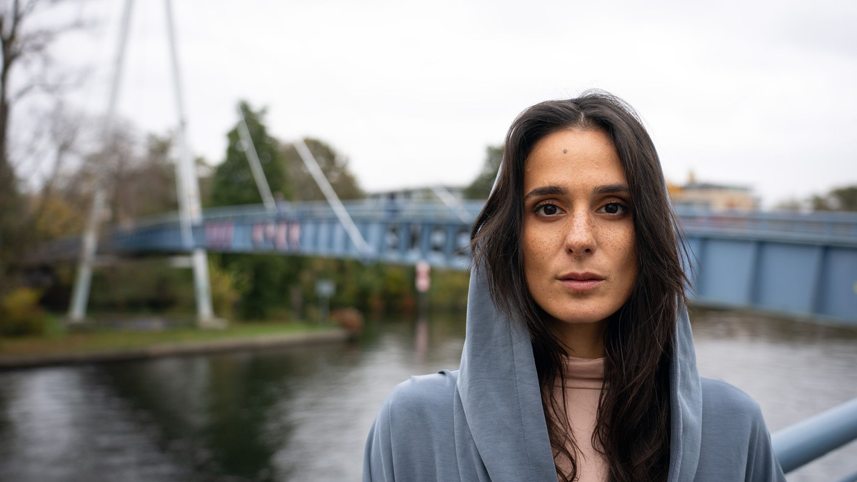 Im TV ist es ihr Revier: Schauspielerin Aybi Era vor dem Spreeufer. - Foto: Soeren Stache/dpa