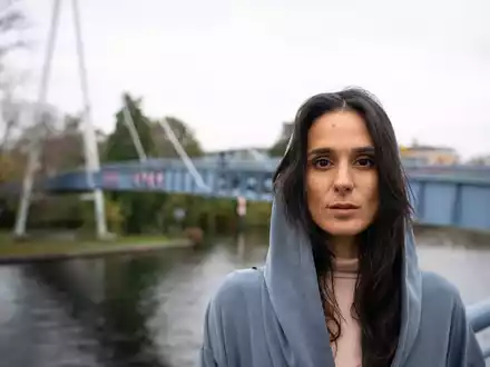 Im TV ist es ihr Revier: Schauspielerin Aybi Era vor dem Spreeufer. - Foto: Soeren Stache/dpa