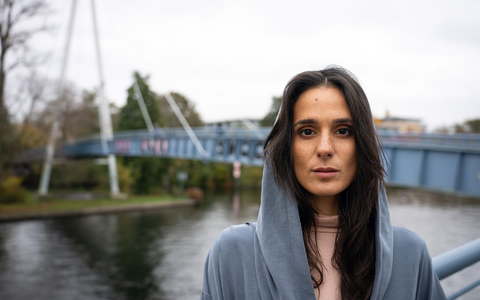 Im TV ist es ihr Revier: Schauspielerin Aybi Era vor dem Spreeufer. - Foto: Soeren Stache/dpa