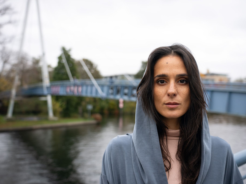 Im TV ist es ihr Revier: Schauspielerin Aybi Era vor dem Spreeufer. - Foto: Soeren Stache/dpa