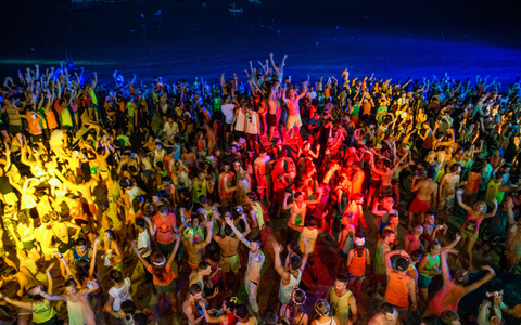 Bis zu 30.000 Gäste nehmen jeden Monat an der Full Moon Party in Koh Phangan teil. (Archivbild) - Foto: picture alliance / dpa