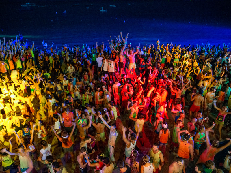 Bis zu 30.000 Gäste nehmen jeden Monat an der Full Moon Party in Koh Phangan teil. (Archivbild) - Foto: picture alliance / dpa