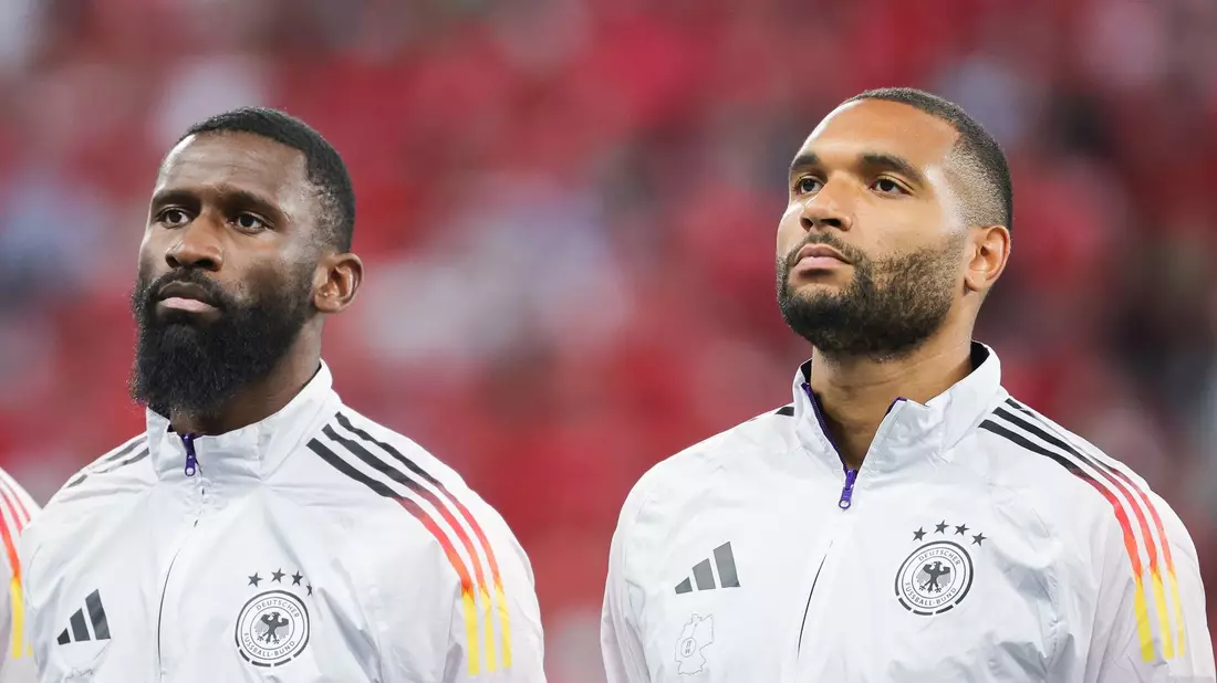 Nico Schlotterbeck (l.) kehrt nach langer Verletzungspause in die DFB-Elf zurück - Bild: Christian Charisius/dpa